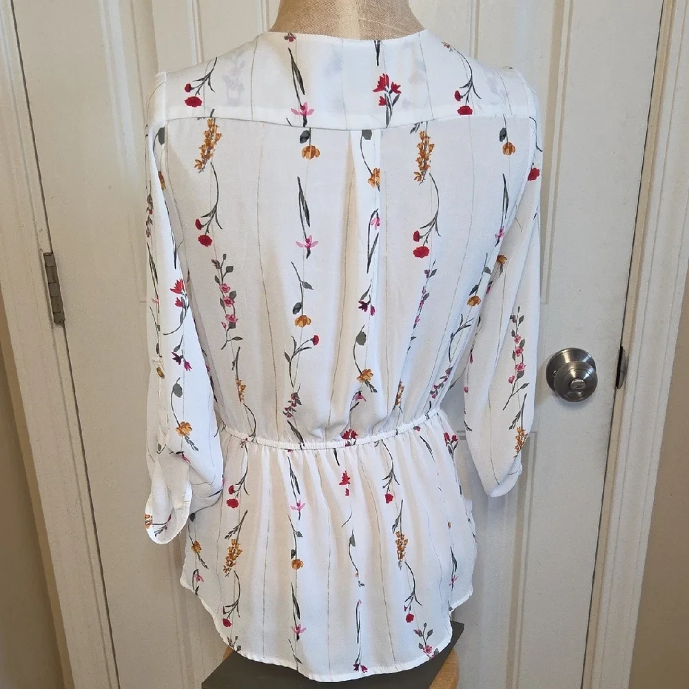 White Floral Gold Stripe Zipper Blouse With Pockets - Picture 2 of 7